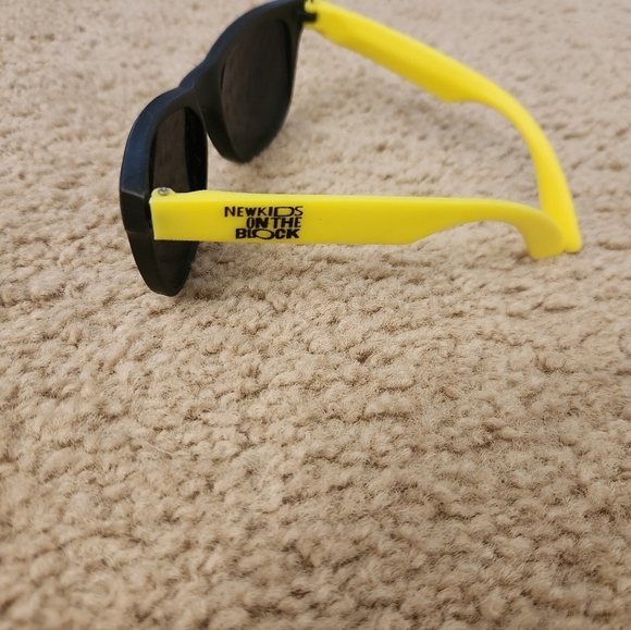 New‎ Kids On The Block Yellow Sunglasses Logo VTG #X main image 4